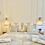 Luxurious Charm - Center Retreat 3dr