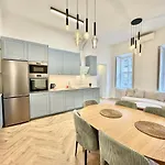 Luxurious Charm - Center Retreat 3dr