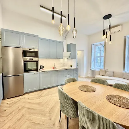 Luxurious Charm - Center Retreat 3dr