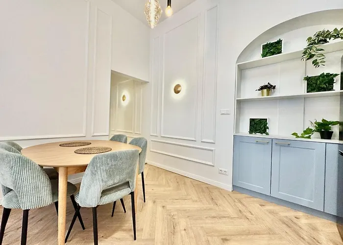 Luxurious Charm - Center Retreat 3dr Apartment