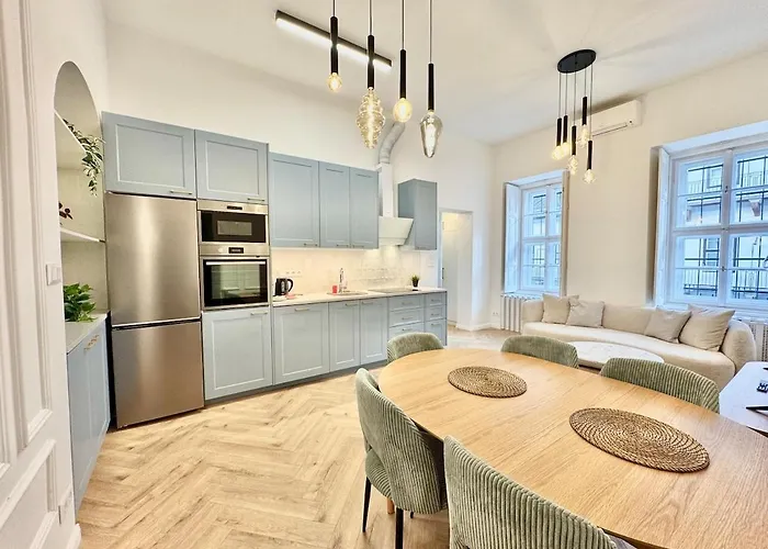 Luxurious Charm - Center Retreat 3dr