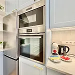 Luxurious Charm - Center Retreat 3dr Apartment *